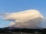 富士山に幾重にも重なる笠雲・吊るし雲　関東は午後に風が強まる予想