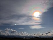 太陽の周りを縁取る虹色の雲        