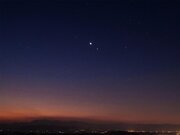 夜明け前の空に輝く2つの星　金星と木星が接近中        