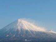 雪化粧の富士山に雪煙　爆弾低気圧による強風の影響