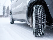 トラックやバスは溝が浅くなった冬用タイヤ使用禁止　乗用車は？
