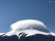 富士山に笠雲　雪化粧深まり青空に映える