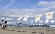 砂浜にTシャツずらり 高知県黒潮町のアート展