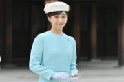 明治神宮参拝の佳子さまに大歓声、元宮内庁担当記者が見た日本皇室の特性と“先祖”の美しさ