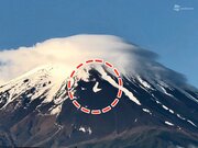 富士山に笠雲　その下には初夏に現れる雪形「農鳥」