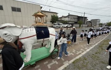 画像：福岡県朝倉市で「灌仏会」 釈迦の誕生祝い園児がパレード