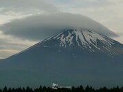 富士山に笠雲　天気悪化のサイン        