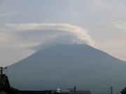 富士山の山頂に笠雲　午後の雨を予兆するサイン        