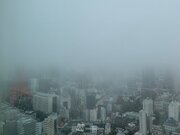 週明けの東京都心 霞むビル群　午後は風向き変わり蒸し暑く        