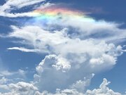 夏の雲を彩る虹色「環水平アーク」　宮崎市        