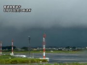 九州で非常に激しい雨が続く　異なる方向の風が帯状の雨雲形成