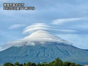富士山がまるで雪化粧をしたかの姿　ベールのような雲に覆われる