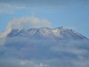 富士山が初冠雪か　山頂付近がうっすら雪化粧