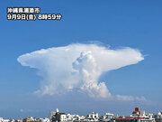 沖縄に雄大な積乱雲「かなとこ雲」が出現　急な強い雨に注意