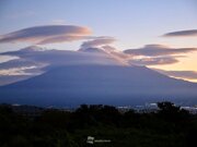 富士山にまとわりつく　幾つもの吊るし雲