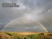 北海道でダブルレインボーが出現　雨雲通過後に七色のアーチ