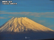 富士山も冬支度　ほんのりと「紅富士」に