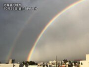 札幌で鮮やかなダブルレインボー　強い雨の後に虹が出現