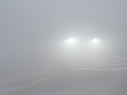 濃霧の中でハイビームはNG？ 秋に多発する濃霧走行時の注意点