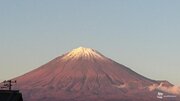 秋晴れの下で時間ごとに異なる色を見せた富士山        