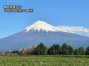 雪化粧をした富士山　真っ青な秋晴れの空に映える