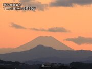 オレンジ色の焼けた空に富士山のシルエット　今夜の冷え込みの予兆
