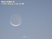 明け方の空で細い月と水星がランデブー