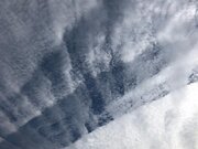 雲を切り裂く雲「消滅飛行機雲」が出現        