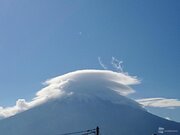 季節外れの暖かさで　富士山が帽子をかぶる        