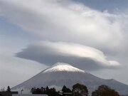 頭が重そう…　富士山に巨大な笠雲が出現        