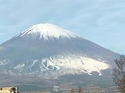 富士山の不思議な雪化粧　山頂と麓が白い!?        