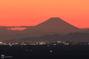 澄んだ空気に”シルエット富士”くっきり        