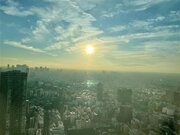 東京都心の空　虹色に輝く「幻日」出現