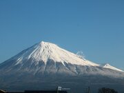 クリスマスに合わせ雪が増えた富士山        