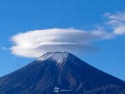 富士山に二重の笠雲　今日はだんだんと天気下り坂に
