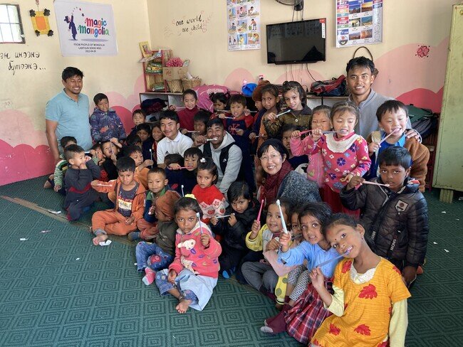画像：認定NPO法人REALE WORLDが、ネパールの公立学校で歯磨き講習会を実施