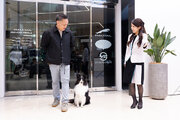 愛犬と一緒にクルマ選び！？八光エルアールが、カーディーラー業界に先駆けて「ドッグフレンドリー宣言」を実施。大阪・なんばの大型ショールームから順次、犬連れでの入店を可能に。