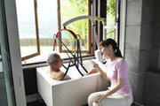株式会社モリトーの浴室リフト冬季のレンタル台数63.6％UP！浴室リフトの設置で自宅での入浴介助が可能に