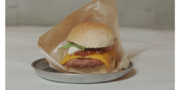 パンもお肉もチーズもマヨも!?未来を感じる”完全菜食ハンバーガー”がサイバーパンク空間に登場/新宿3丁目　NEO新宿アツシ