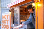 渋谷BEAM前にホットドッグ専門キッチンカー「BABY HOTDOG」がグランドオープン