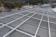 昔ながらの工場の凸凹屋根にも太陽光パネルを設置可能に！問い合わせ数が3倍に急増中の超薄型「ペラペラ太陽光」
