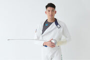 フェンシング男子エペ 日本代表「見延 和靖選手」専用の競技用・移動用ウェアを開発