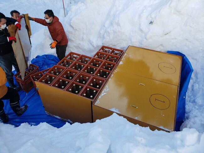 画像：雪中埋蔵酒プロジェクトは今年で20年目　休暇村乗鞍高原、極寒の大地で熟成させる「雪原の華」の雪中埋蔵を実施　～ホテル敷地内の雪の中で春を待つ日本酒、販売はゴールデンウィーク頃～