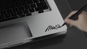 東大阪が誇る、金属打ち抜き加工技術を応用！Macをホワイトボード化できる、0.3ミリの極薄アルミシート『MetalSKIN（メタルスキン）』