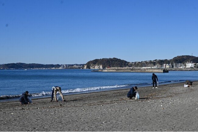 画像：神奈川県葉山・森戸海岸にて初開催　故人が眠る海をきれいに　海洋散骨をしたご遺族とともに海岸清掃を実施