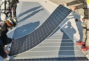 既存集合住宅に「超薄型軽量フレキシブル太陽光パネル」を設置