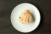 300年受け継がれる伝統製法のくろ酢を使ったちらし寿司のおにぎり「お酢屋のおむ酢び」を新発売