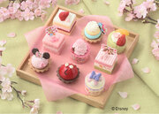 【銀座コージーコーナー】ミッキー&フレンズがお花見を楽しむ様子を9つのプチケーキで表現。桜の花びらを散らしたのは、だ～れだ