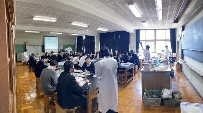 画像：昭島市立多摩辺中学校で微生物燃料電池について学ぶ出前授業を実施しました