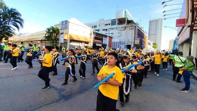 画像：ダバオ市政記念パレードに寄贈した鍵盤ハーモニカで構成されたマーチングバンドが登場